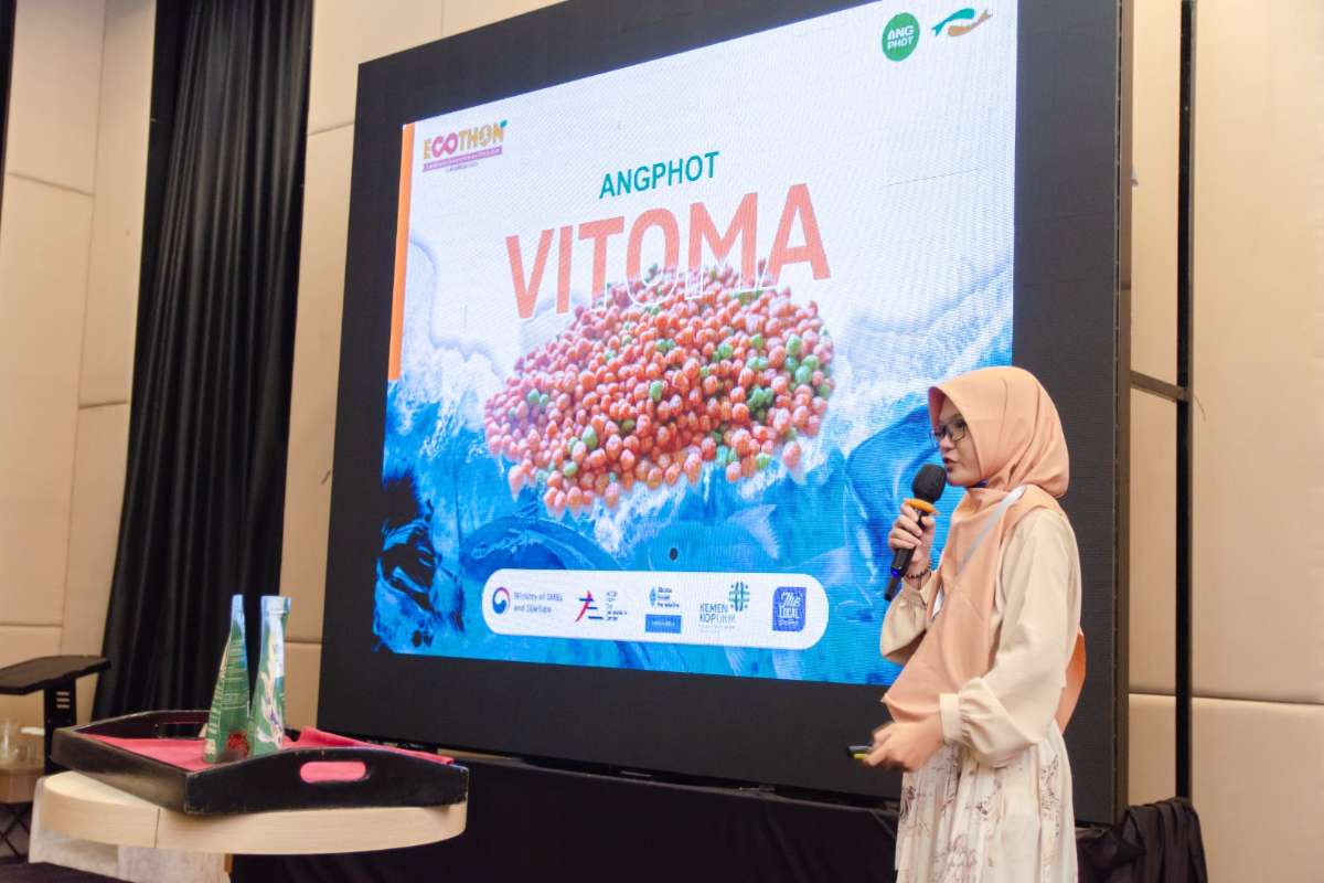 Arin Khurota saat mempresentasikan produk Vitoma. (ist) - Mahasiswi UB Sulap Limbah Sayur Jadi Pakan Ikan Bernutrisi, Raih Pendanaan BRIN