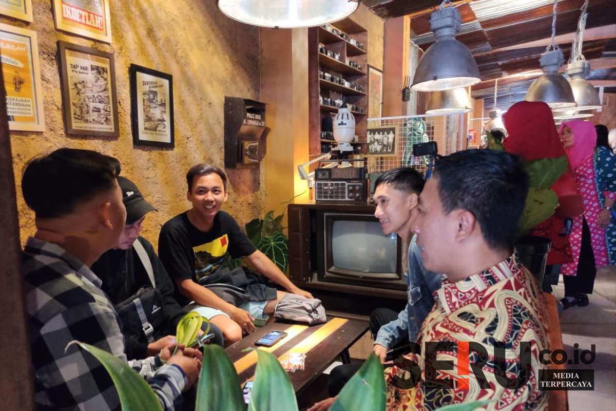 Asyiknya anak muda ngobrol apapun di kedai kopi Cahaya Baru. (rhd) - Kopmen SBW Hadirkan Kedai Kopi Cahaya Baru, Ajak Generasi Muda Mengenal Koperasi