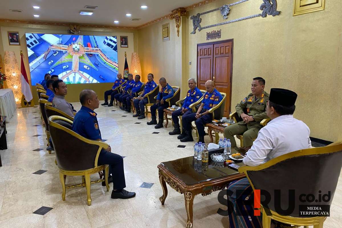 Audiensi Damkar dan Bupati Jember, Hendy Siswanto. (Seru.co.id/amb) - Damkar Audiensi dengan Bupati Hendy, Keluhkan Hidran di Jember yang Mayoritas Tak Berfungsi