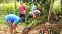 Babinsa Arjowinangun bersama warga kerja bakti bersihkan saluran air. (rhd) - Babinsa Arjowinangun Bersama Warga Kerja Bakti Bersihkan Saluran Air