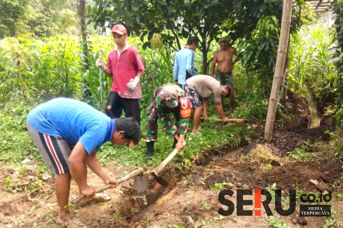Babinsa Arjowinangun bersama warga kerja bakti bersihkan saluran air. (rhd) - Babinsa Arjowinangun Bersama Warga Kerja Bakti Bersihkan Saluran Air