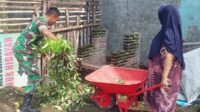 Babinsa Blimbing Bersama Warga Arjosari Kerja Bakti Bersihkan Lingkungan Perumahan Raden Intan