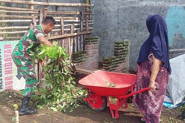 Babinsa Blimbing Bersama Warga Arjosari Kerja Bakti Bersihkan Lingkungan Perumahan Raden Intan
