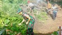 Babinsa Blimbing Bersama Warga Arjosari Kerja Bakti Bersihkan Lingkungan