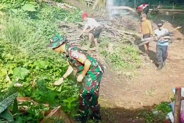 Babinsa Blimbing Bersama Warga Arjosari Kerja Bakti Bersihkan Lingkungan