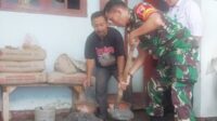 Babinsa Blimbing Gotong Royong Perbaiki Rumah Warga Arjosari