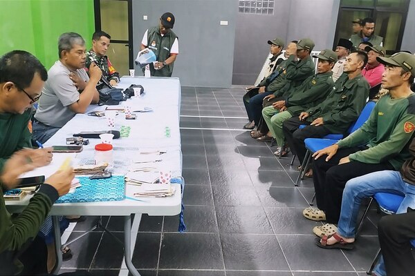 Babinsa Kedungkandang Beri Pembinaan Anggota Linmas Bumiayu
