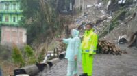 Babinsa Kidul Dalem respons bencana tanah longsor dan plengsengan ambrol Jalan Aries Munandar. (ist) - Babinsa Kidul Dalem Respons Bencana Tanah Longsor dan Plengsengan Ambrol Jalan Aries Munandar