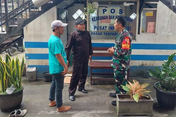 Babinsa Lowokwaru Komsos Bersama Petugas Keamanan dan Sekitar Pasar Dinoyo