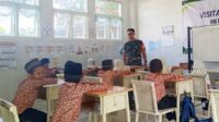 Babinsa Merjosari sampaikan matematika metode gasing kepada siswa MI Darul Hikmah. (ist) - Babinsa Merjosari Sampaikan Matematika Metode Gasing kepada Siswa MI Darul Hikmah