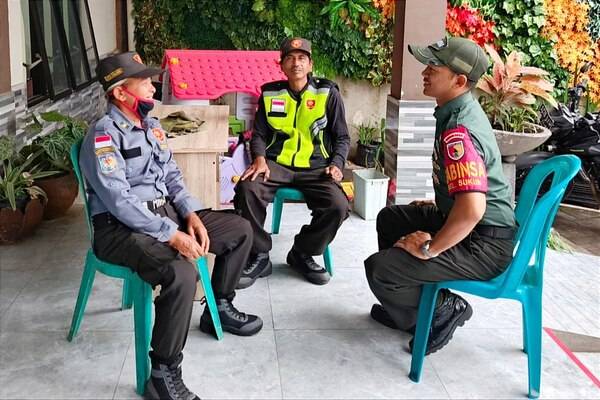 Babinsa Sukun Komsos Bersama Tokoh Masyarakat Bahas Kamtibmas