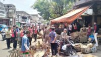 Babinsa dan Bhabinkamtibmas Kotalama dampingi penertiban PKL area Pasar Kebalen. (ist) - Babinsa dan Bhabinkamtibmas Kotalama Dampingi Penertiban PKL Area Pasar Kebalen