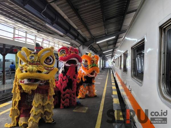 Sambut Imlek, PT KAI Hadirkan Barongsai di Stasiun Jember