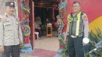 Beberapa anggota kepolisian yang berjaga di Klenteng Krian. (ist) - Libur Panjang Isra Mi'raj dan Imlek Tahun 2025, Polresta Sidoarjo Lakukan Patroli