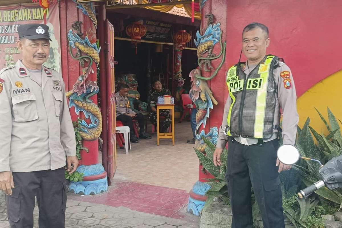 Beberapa anggota kepolisian yang berjaga di Klenteng Krian. (ist) - Libur Panjang Isra Mi'raj dan Imlek Tahun 2025, Polresta Sidoarjo Lakukan Patroli
