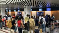 Beberapa penumpang yang berada di Bandara Internasional Juanda. (ist) - Bandara Juanda Diprediksi Ada Lonjakan Penumpang di Akhir Januari