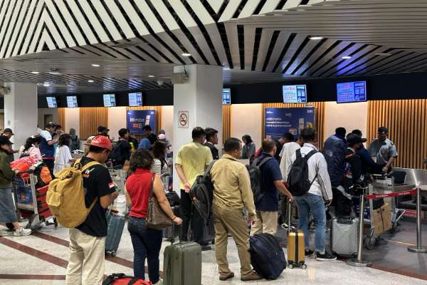 Beberapa penumpang yang berada di Bandara Internasional Juanda. (ist) - Bandara Juanda Diprediksi Ada Lonjakan Penumpang di Akhir Januari