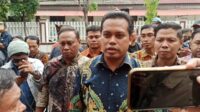 Camat Asemrowo Muhammad Khusnul Amin didampingi kuasa hukumnya mendatangi SPKT Polda Jatim - Camat Asemrowo Datangi SPKT Polda Jatim Laporan Berita Hoax Atas Video Viralnya