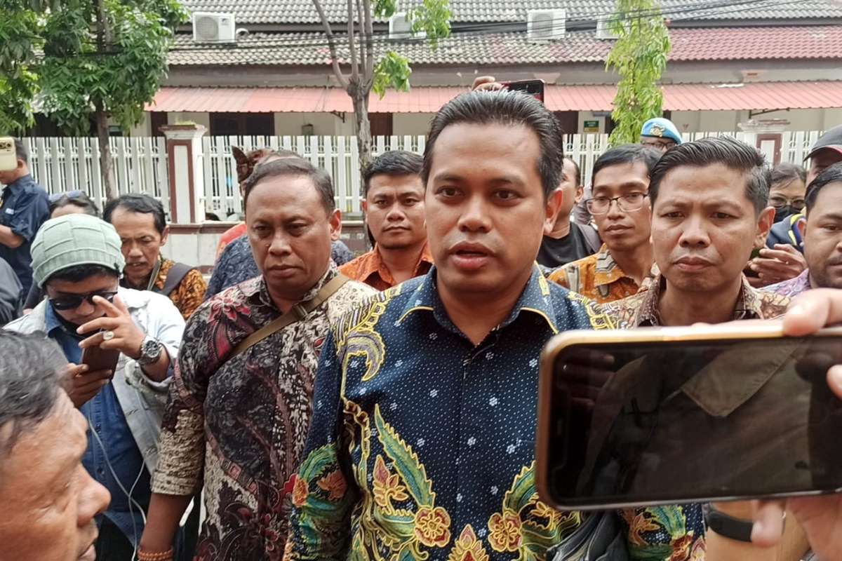 Camat Asemrowo Muhammad Khusnul Amin didampingi kuasa hukumnya mendatangi SPKT Polda Jatim - Camat Asemrowo Datangi SPKT Polda Jatim Laporan Berita Hoax Atas Video Viralnya