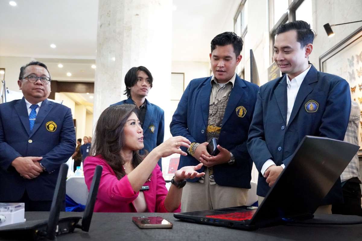 Danung (kanan) mendampingi Menkomdigi mengunjungi booth LENTERA saat peresmian AI Center. (ist) - Universitas Brawijaya Hadirkan LENTERA, Inovasi AI untuk Modernisasi Peternakan Ayam