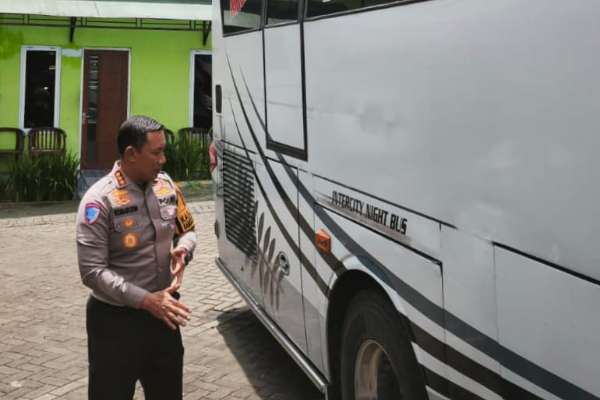 Dirlantas Polda Jatim saat melakukan Cek fisik Bus. (ist) - Parah! Bus Pembawa Rombongan Siswa SMK yang Nahas di Batu Semuanya Tidak Laik Jalan