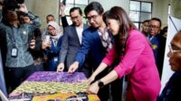 Dr Eng Novanto Yudistira (tengah), sedang menunjukkan Desain Batik AI kepada Menteri Komdigi RI. (ist) - Aplikasi Batik Generatif Modern FILKOM Raih HKI, Era Baru Desain Batik Digital