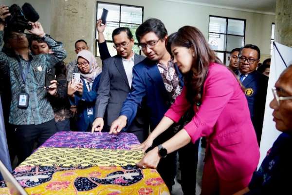 Dr Eng Novanto Yudistira (tengah), sedang menunjukkan Desain Batik AI kepada Menteri Komdigi RI. (ist) - Aplikasi Batik Generatif Modern FILKOM Raih HKI, Era Baru Desain Batik Digital
