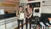 Duta Layanan Polresta Sidoarjo saat membantu masyarakat mengurus SKCK. (ist) - MMPP Polresta Sidoarjo Berikan Pelayanan yang Sigap dan Ramah