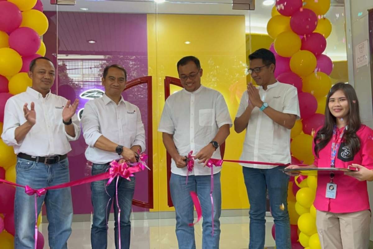 Fahd Yudhanegoro, EVP Head of Circle Java Indosat Ooredoo Hutchison (kedua dari kiri) didampingi Prio Sasongko, SVP Head of Regioan East Java Indosat Ooredoo Hutchison (kedua dari kanan) meresmikan pembukaan gerai terintegrasi 3Store dan Gerai IM3 di Malang. (ist) - Pertama di Indonesia, Indosat Hadirkan Gerai IM3 dan 3Store Terintegrasi di Kota Malang