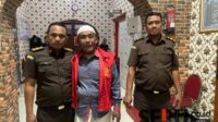 Fathor Rachman saat dibawa ke lapas Pamekasan. (Seru.co.id/udi) - Mantan Kades Laden Divonis 1 Tahun 6 Bulan atas Korupsi Dana Desa 2018