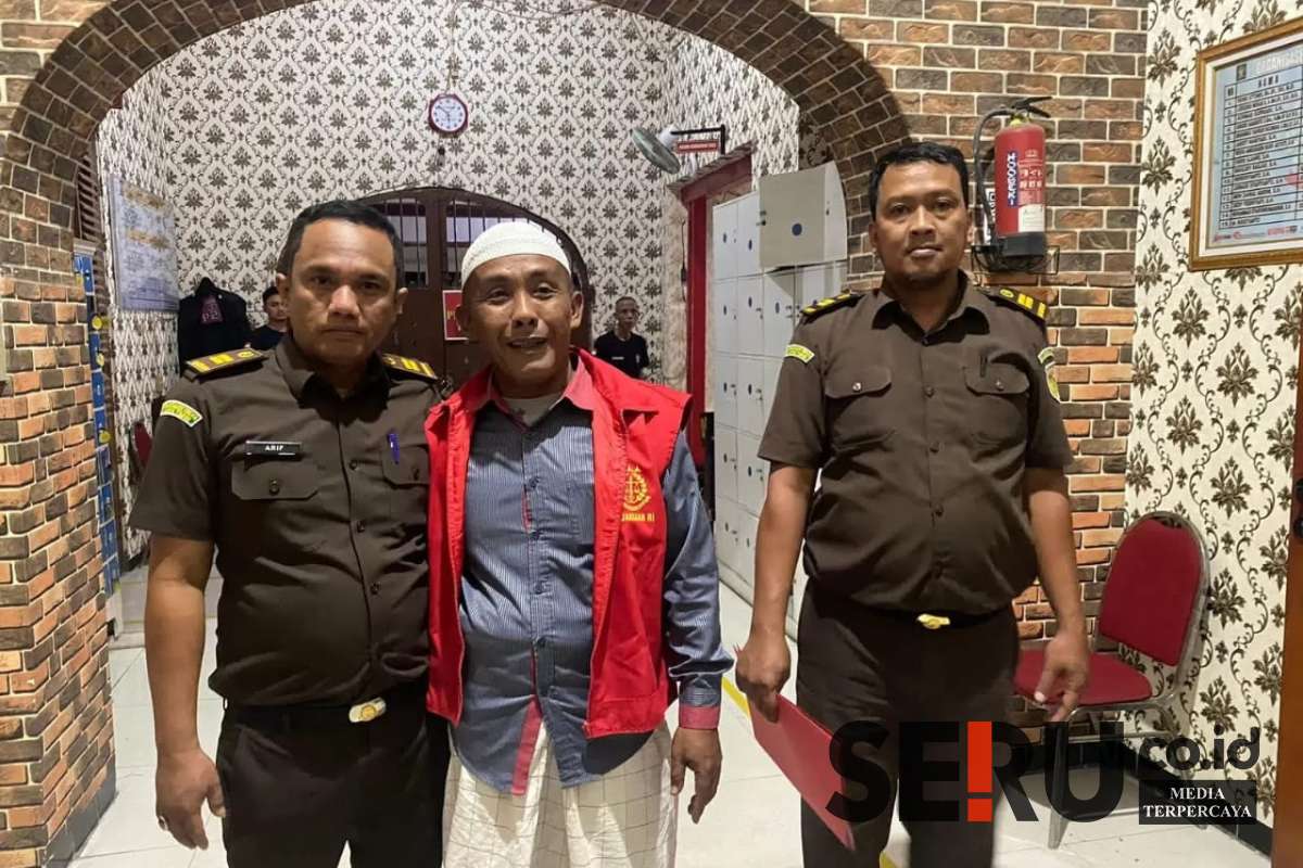 Fathor Rachman saat dibawa ke lapas Pamekasan. (Seru.co.id/udi) - Mantan Kades Laden Divonis 1 Tahun 6 Bulan atas Korupsi Dana Desa 2018
