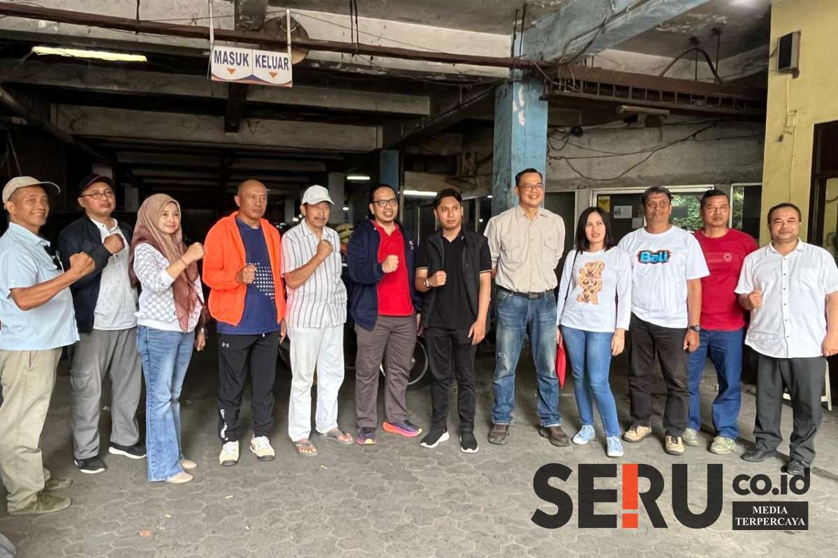 Foto bersama Diskopindag dan DPRD Kota Malang di PBM. (ws12) - DPRD dan Diskopindag Sidak Pasar Besar Malang, Pastikan Renovasi Tanpa Pungutan ke Pedagang