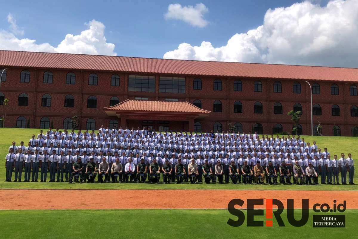 Foto bersama Menhan RI dan rombongan bersama siswa SMA Taruna Nusantara Malang. (Seru.co.id/wul) - Menhan RI Pastikan Kesiapan Infrastruktur SMA Taruna Nusantara Malang
