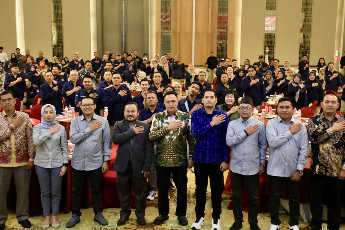 Foto bersama ratusan petugas Pilkada dengan Pj Wali Kota Malang. (pro) - Badan Ad-Hoc KPU Kota Malang Resmi Dibubarkan, Tinggalkan Kisah Unik Tiga Pasangan Cinlok