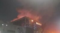 Glodok Plaza kebakaran hebat pada Rabu malam. (ist) - Kebakaran Besar di Glodok Plaza, Tujuh Orang Dilaporkan Hilang