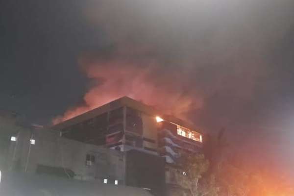 Glodok Plaza kebakaran hebat pada Rabu malam. (ist) - Kebakaran Besar di Glodok Plaza, Tujuh Orang Dilaporkan Hilang