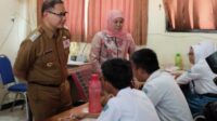 Khofifah dan Kadindik Jatim Tinjau Pelaksanaan Program Makan Bergizi Gratis di Surabaya