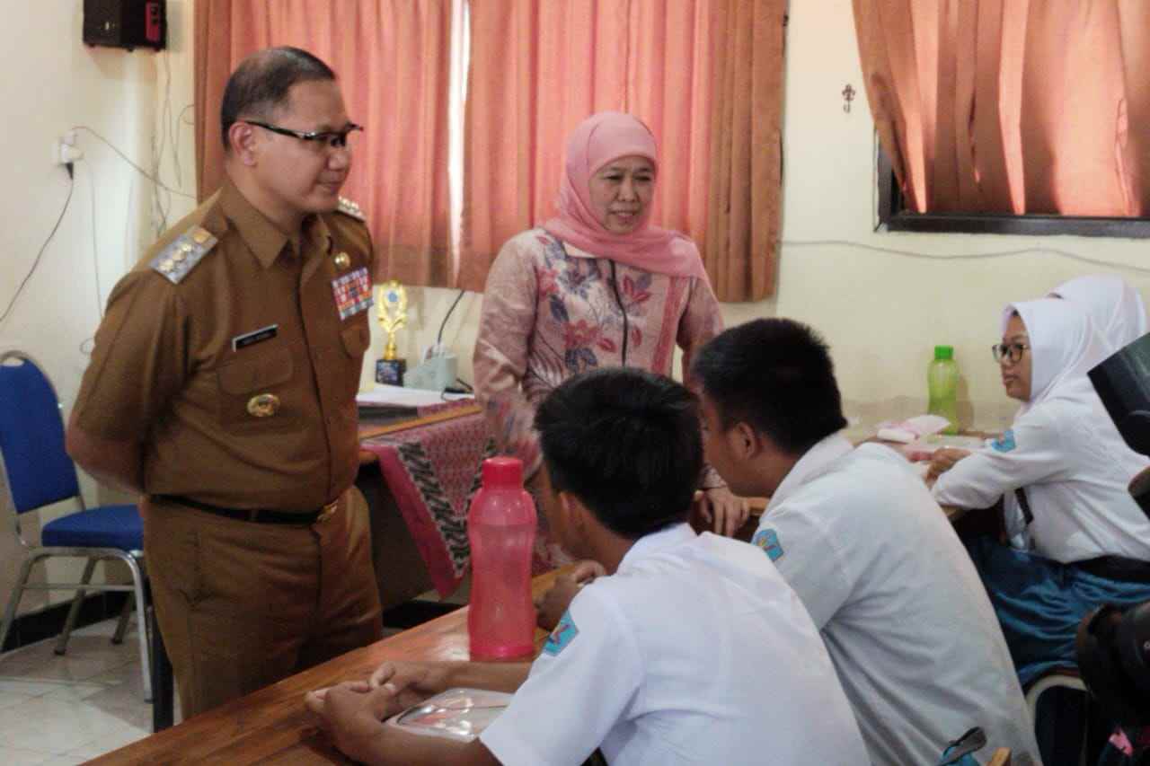 Khofifah dan Kadindik Jatim Tinjau Pelaksanaan Program Makan Bergizi Gratis di Surabaya