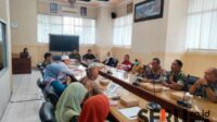 Hearing yang dilakukan DPRD Situbondo bersama pihak terkait irigasi yang tertutup. (Seru.co.id/aza) - Saluran Irigasi Tertutup Material Proyek Perumahan, Komisi III DPRD Pihak Terkait