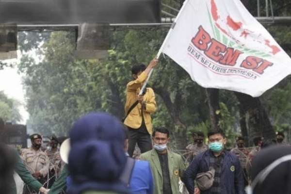 Ilustrasi BEM SI Kerakyatan saat demontrasi. (ist) - BEM SI Kerakyatan Usul Potong Gaji Pejabat untuk Program Makan Bergizi Gratis