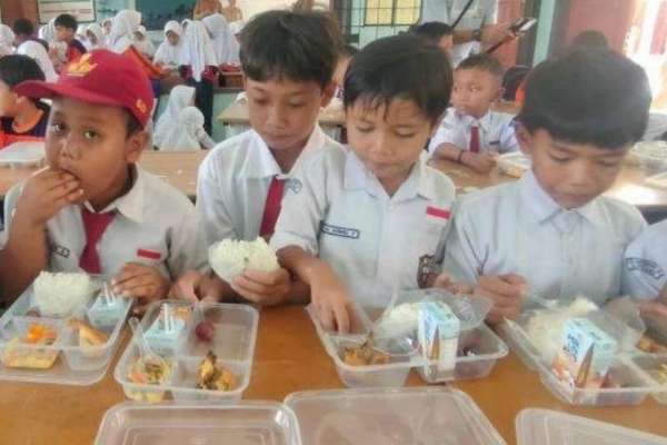 Ilustrasi makan bergizi gratis. (ist) - Program Makan Bergizi Kota Malang Masih Dikaji, Butuh Anggaran Rp2,5 Miliar per Hari