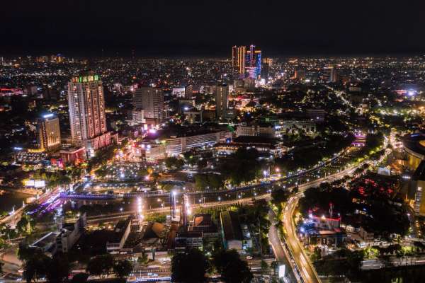 Ilustrasi penggunaan listrik malam hari di wilayah Jatim. (ist) - PLN Jatim: Kinerja Penjualan Listrik Tahun 2024 Tembus 44,3 TWh