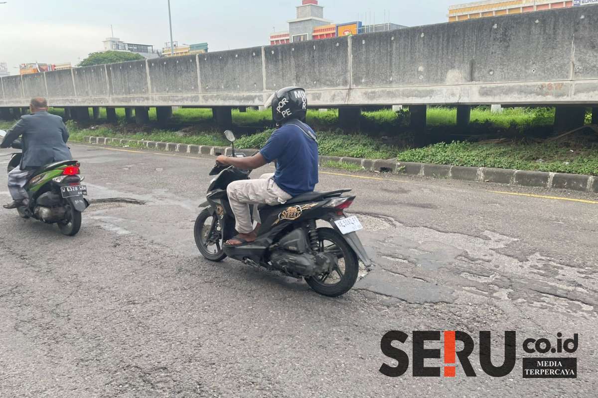 Jalan Taman Asri banyak berlubang. (sda1) - Tak Kunjung Diperbaiki, Jalan Raya Taman Asri Makin Penuh Lubang