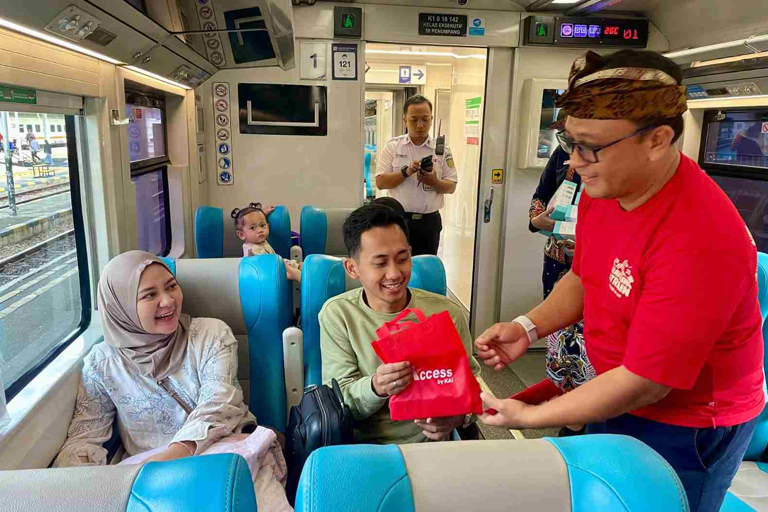Meriahnya Imlek di Stasiun Surabaya Gubeng, Ada Tari Barongsai dan Kue Keranjang