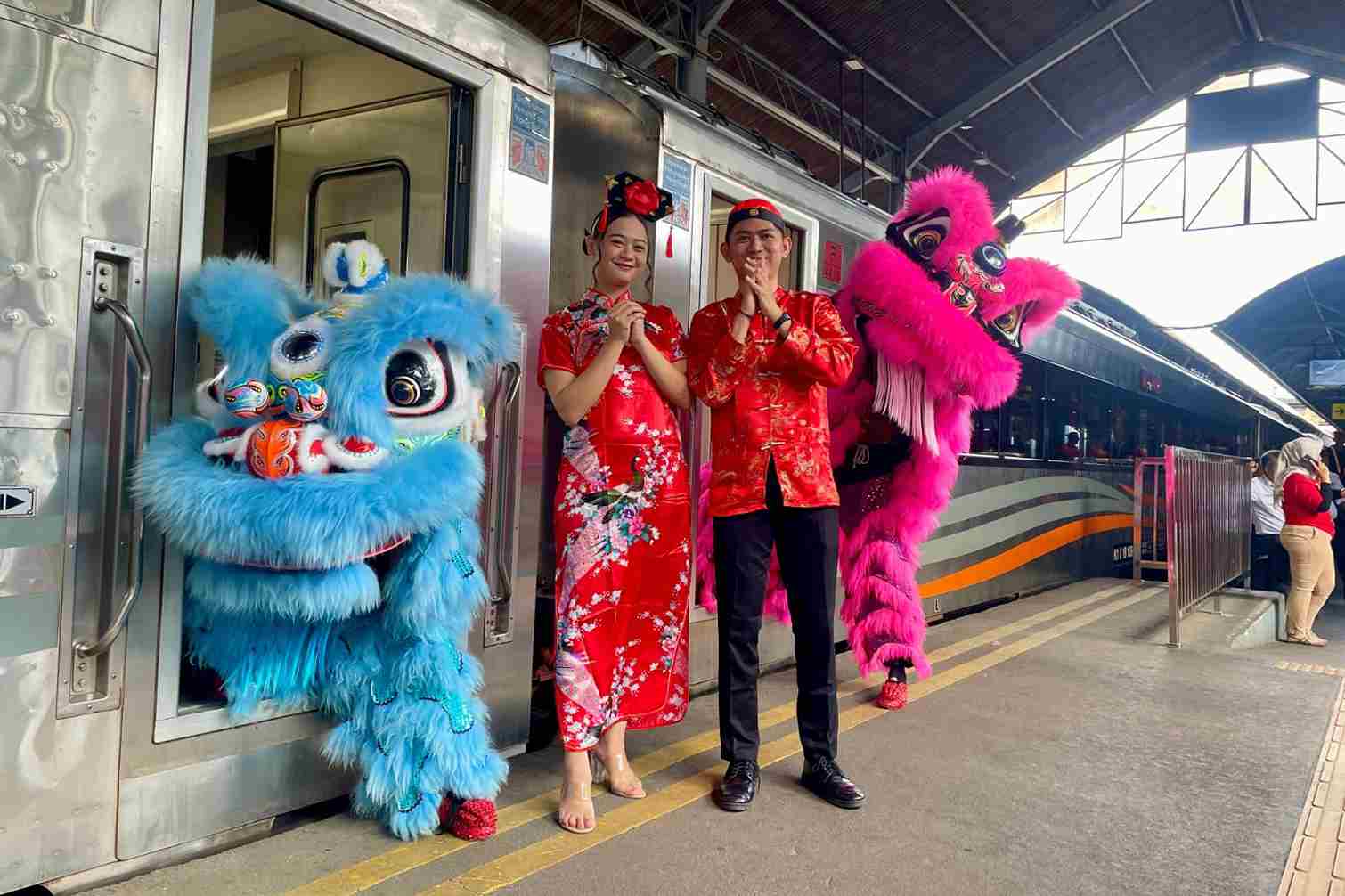 Meriahnya Imlek di Stasiun Surabaya Gubeng, Ada Tari Barongsai dan Kue Keranjang