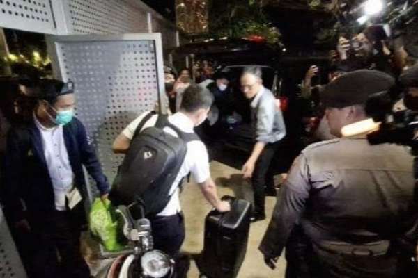 KPK geledah rumah Djan Faridz dan bawa tiga koper diduga barang bukti. (ist) - KPK Geledah Rumah Eks Wantimpres Djan Faridz, Diduga Berkaitan dengan Harun Masiku