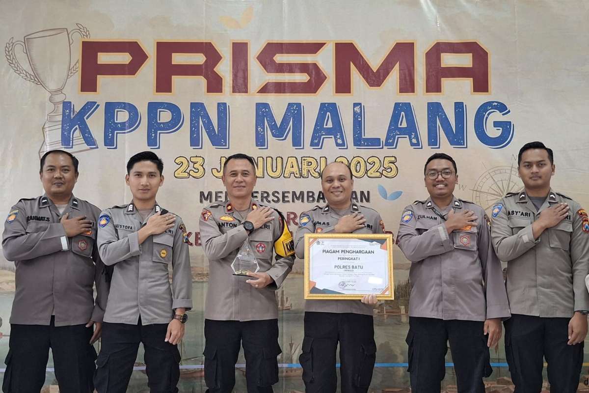 Kabag Ops Polres Batu, Kompol Anton Widodo SH MH bersama personil Polres Batu. (ist) - Polres Batu Satker Berkinerja Terbaik Versi KPPN Malang