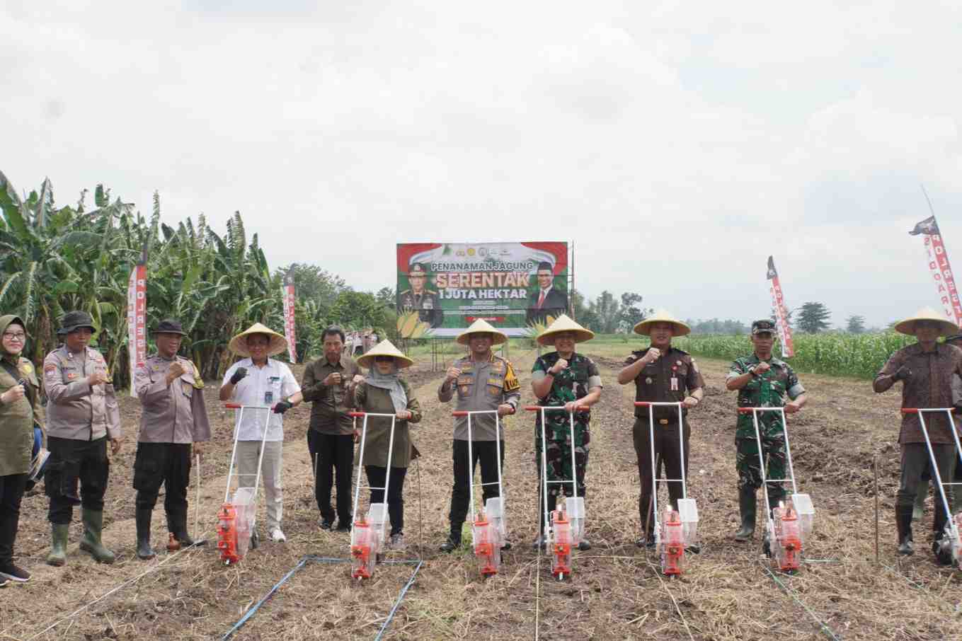 Polresta Sidoarjo Bersama Forkopimda Tanam Jagung di Desa Bakungtemenggungan