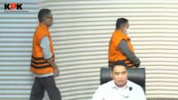 Karna Suswandi dan Eko Prionggo keluar dari ruang pemeriksaan KPK pukul 17:49 sore dengan mengenakan baju tahanan warna oren dan tangan diborgol. (Seru.co.id/aza) - Tersandung Kasus PEN dan Pengadaan Barang Jasa, Bupati Karna Suswandi dan Kadis PUPP Resmi Ditahan KPK