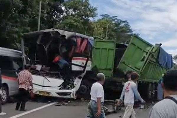 Kecelakaan tol Cipularang libatkan enam kendaraan. (ist) - Kecelakaan Beruntun di Tol Cipularang Km 97, Diduga Truk Tak Kuat Menanjak